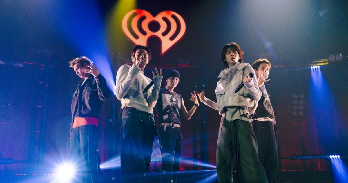 전원 기립 떼창→떼춤! 코르티스, 미국 '아이하트라디오 라이브' 출연