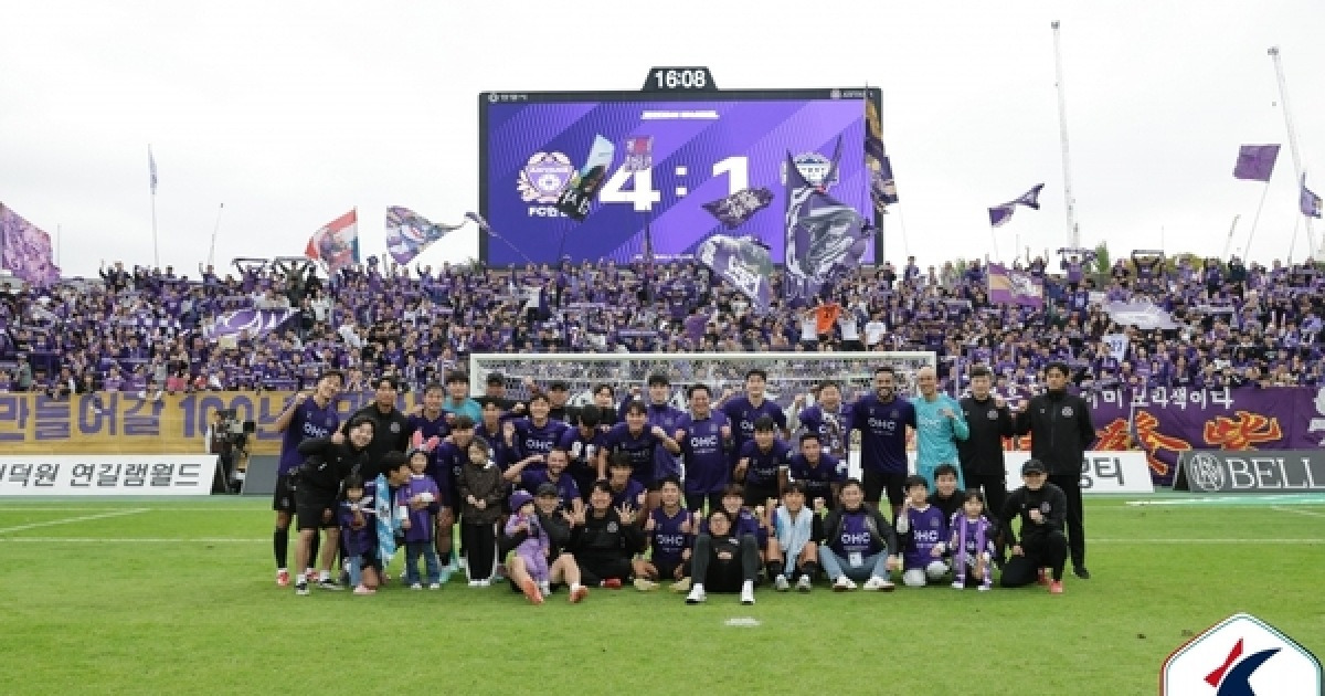 ‘모따 헤더 멀티골’ FC안양, 김천상무에 4-1 대승… 7경기 무패로 정규라운드 마감