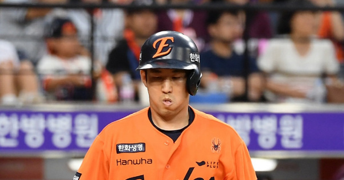 '구단주님이 보고계셔' 복덩이 홈런에 '찬물' 끼얹은  54억 베테랑의 산책질주…PO 흐름이 뒤바뀐 순간 [PO포커스]