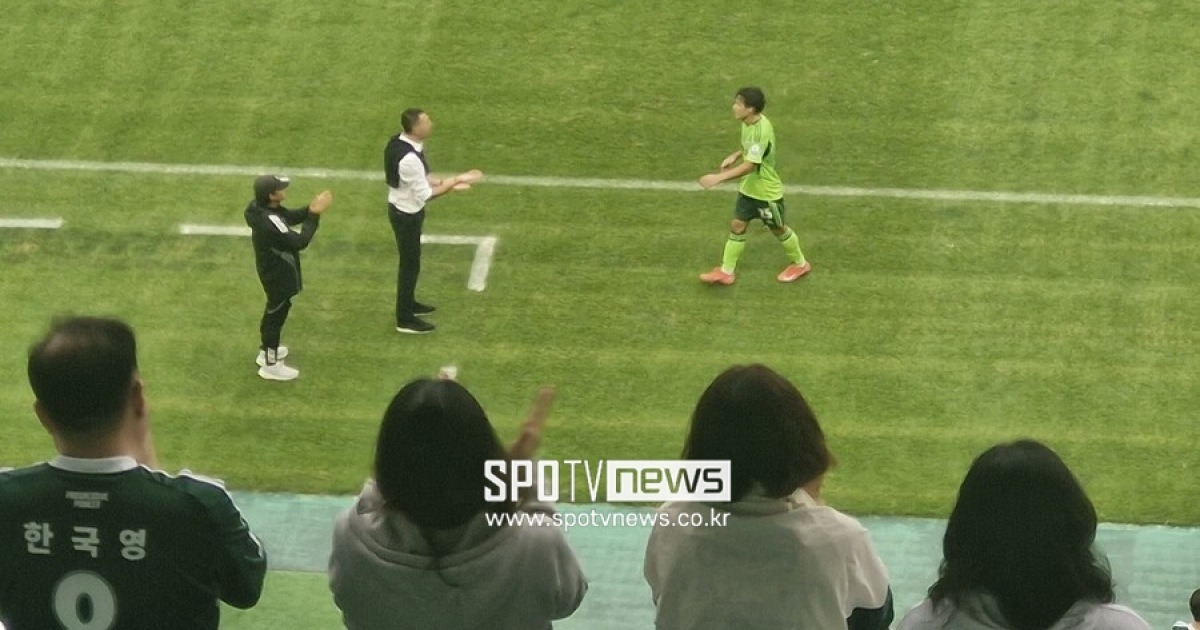[SPO 현장] '어, 이거 프리미어리그에서 봤는데' 韓 지배한 '명장' 포옛이 보여준 품격 있는 '레전드 대우'...팬들의 박수갈채 쏟아져