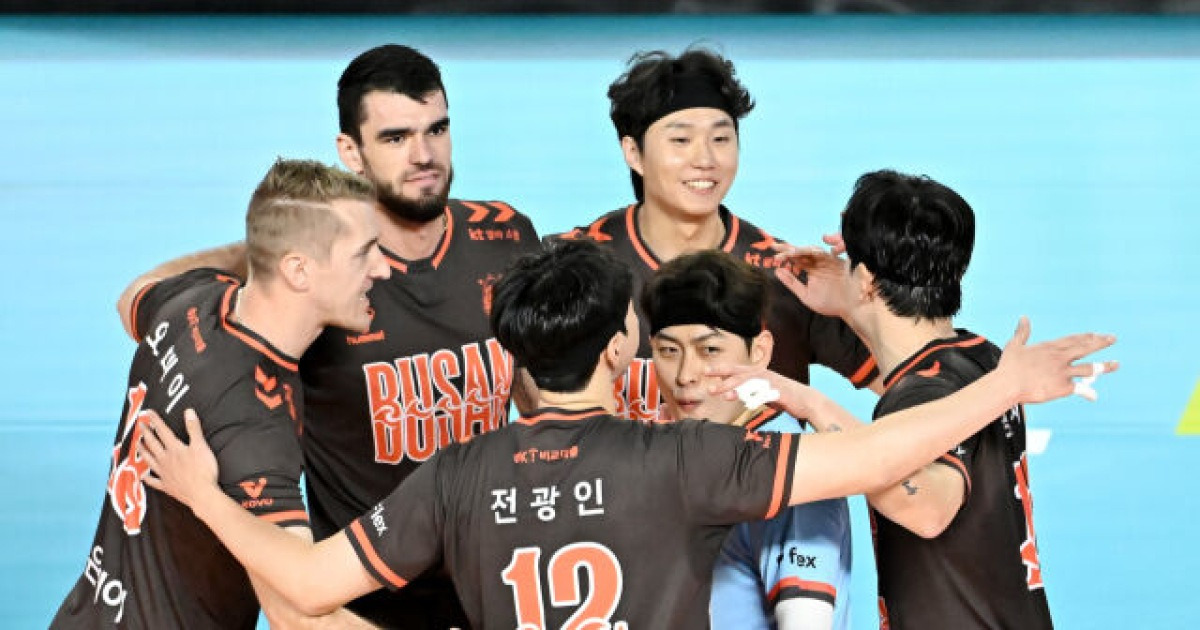 '디미트로프 32득점 폭발' OK저축은행, 삼성화재와 풀세트 접전 끝 개막전 승리 [MD대전]