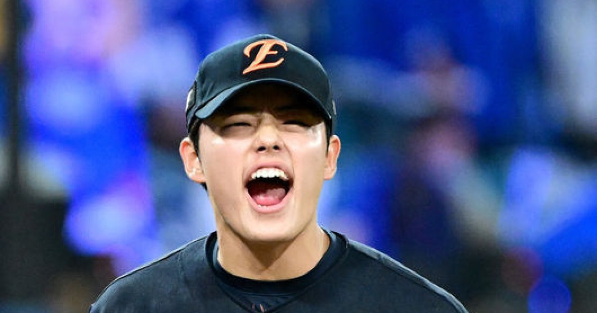 폰·와·류 15실점 무너졌는데…문동주 KKKKKK 혼자 다 막았다, 삼성 추격 의지 꺾은 '4이닝 완벽투' [PO3]