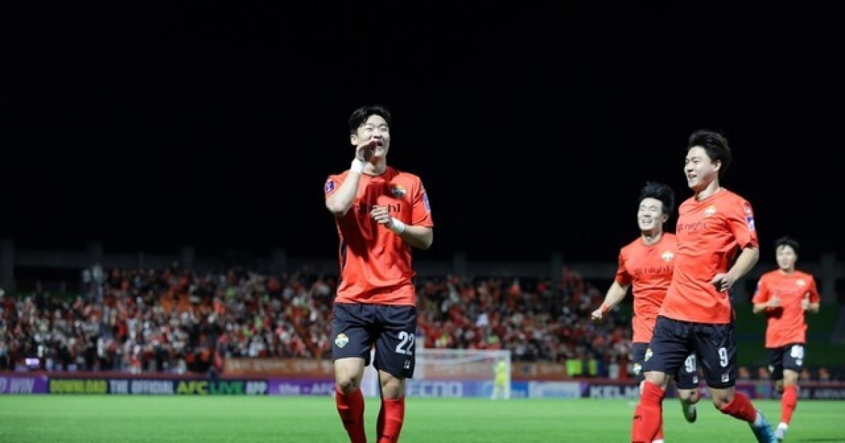 [BE.현장] 전반에만 3골 맹폭, 한일전 진땀승... '김건희 위닝골' 강원, ACLE서 '이니에스타 뛰었던' 고베에 4-3 재역전승