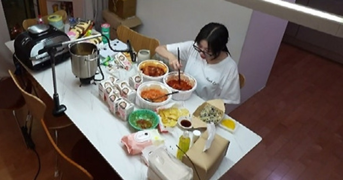 쯔양, 불치병 고백 "눈에 병 있는데…안경 썼다가 악플"