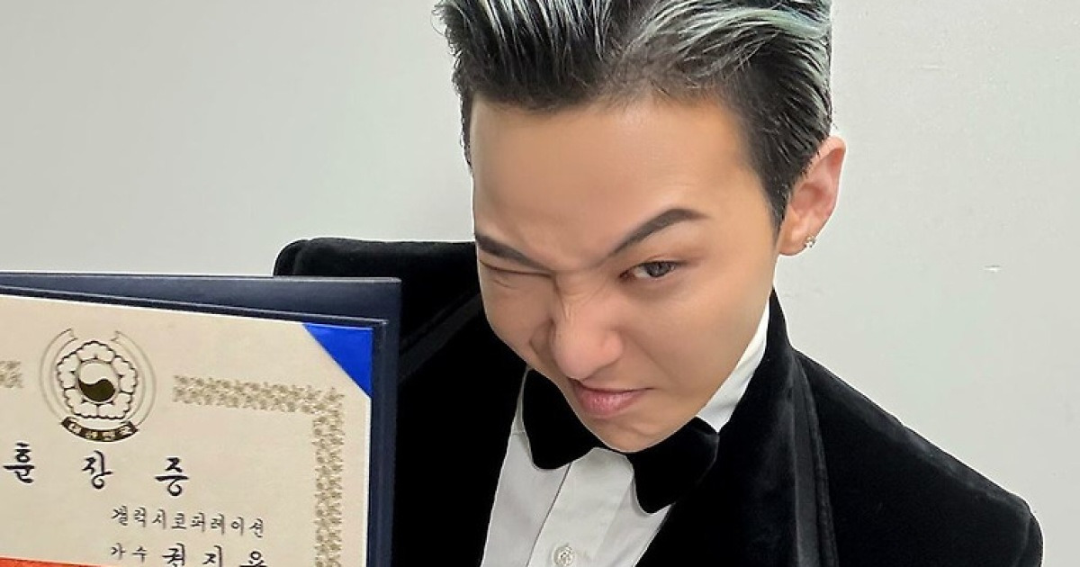 지드래곤, 금빛 세종대왕 돋보이는 문화훈장이 가슴에
