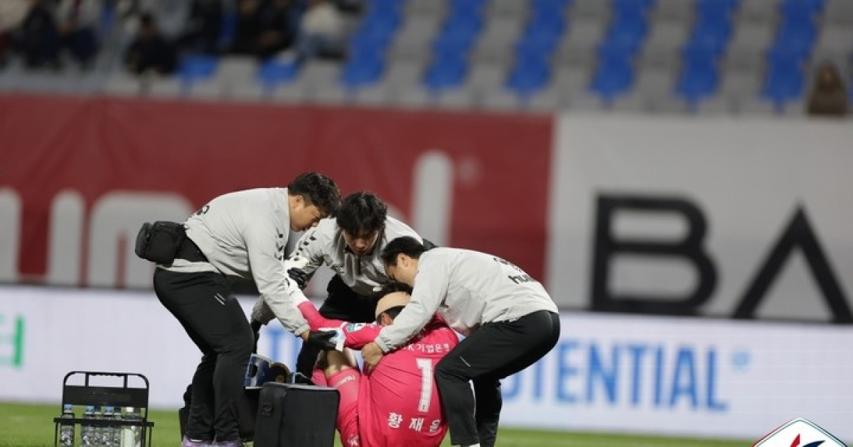 [금윤호의 현장감] 머리 걷어차여 쓰러진 수원FC 골키퍼, 뇌진탕-경추 염좌 소견...VAR가 아닌 선수 먼저 살폈어야