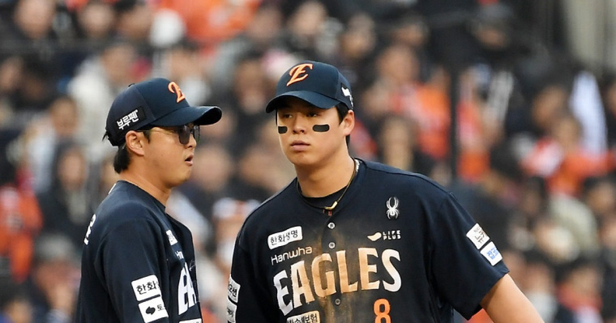 대충격 노시환, 홈 송구를 포기했다 → 한국시리즈에 맞는 수비인가 [KS1]