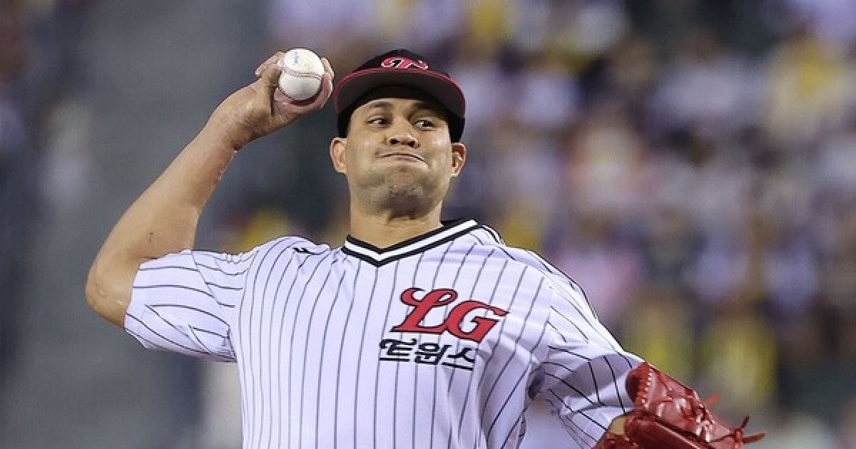 'LG 날벼락' 염경엽 감독 "치리노스, 옆구리 담 증세… 회복 상황 지켜봐야"