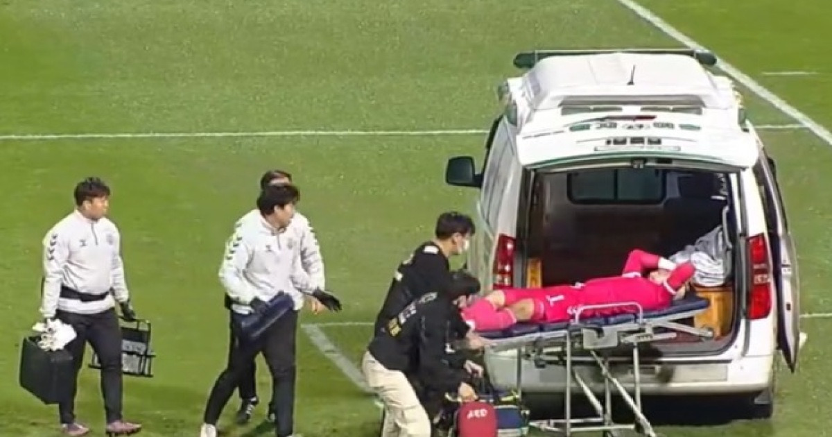 경기 중 머리를 걷어차였다...수원FC 황재윤 골키퍼, 뇌진탕 및 경추 염좌 소견