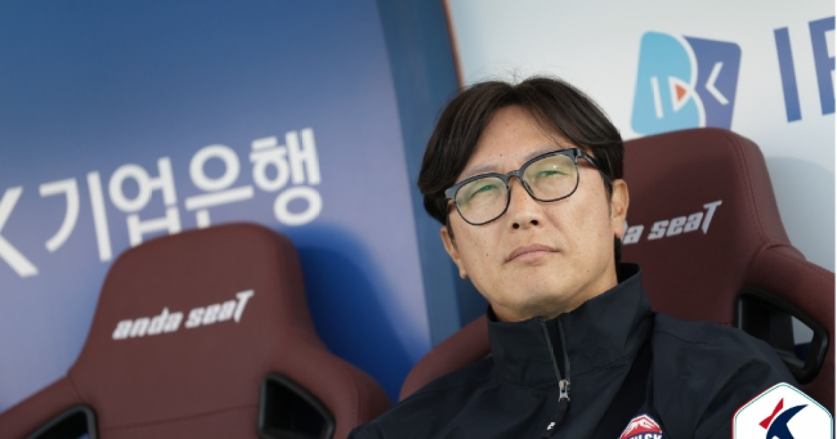 11경기 만에 감격승에도, ‘큰 부상’ 당한 상대 선수 먼저…제주 김정수 감독대행 “황재윤 괜찮길 바라, 선수들이 큰 선물 줬다” [MK현장]