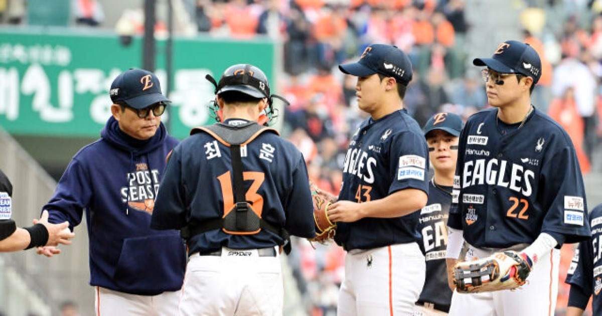 '이럴 수가' PO 난세 영웅 신인 '볼넷→HBP→강판' 4실점 빌미 제공했다…한화 패배 위기 [MD잠실 KS1]