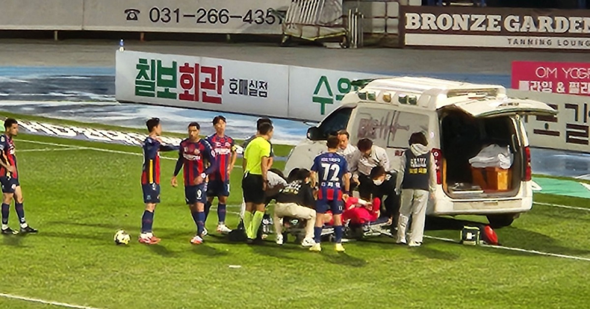 '아찔' 머리 걷어차인 03년생 GK, 경기 중 구급차 후송 "의식은 있었지만... 균형을 잡질 못했다"
