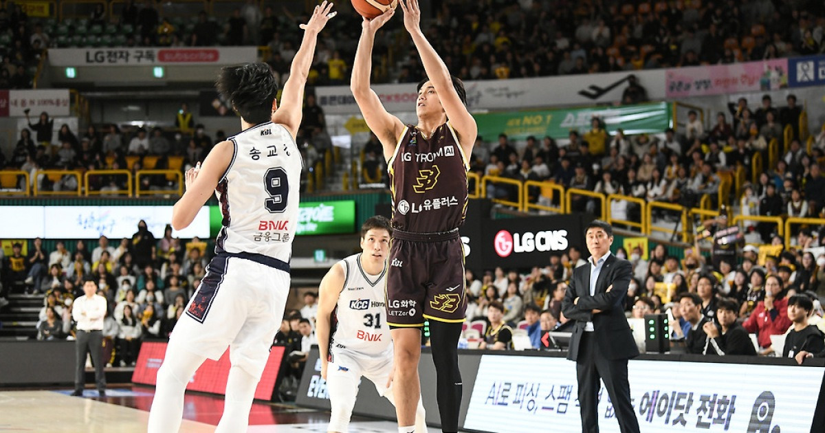 '디펜딩 챔피언' LG, KCC 잡고 공동 선두로 1R 마감