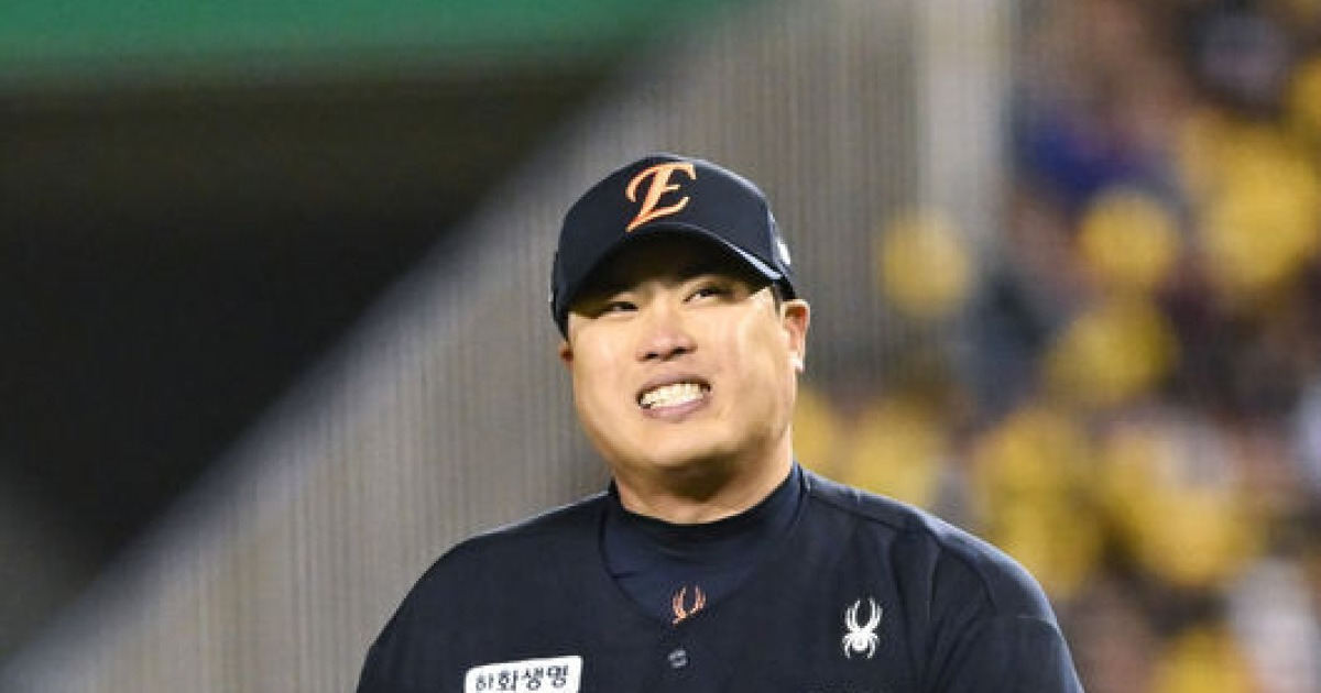 어떻게 이런 일이, 류현진이 4점 리드를 못 지키다니…발 맞고 굴절된 안타까지 '5실점 빅이닝 허용' [KS2]