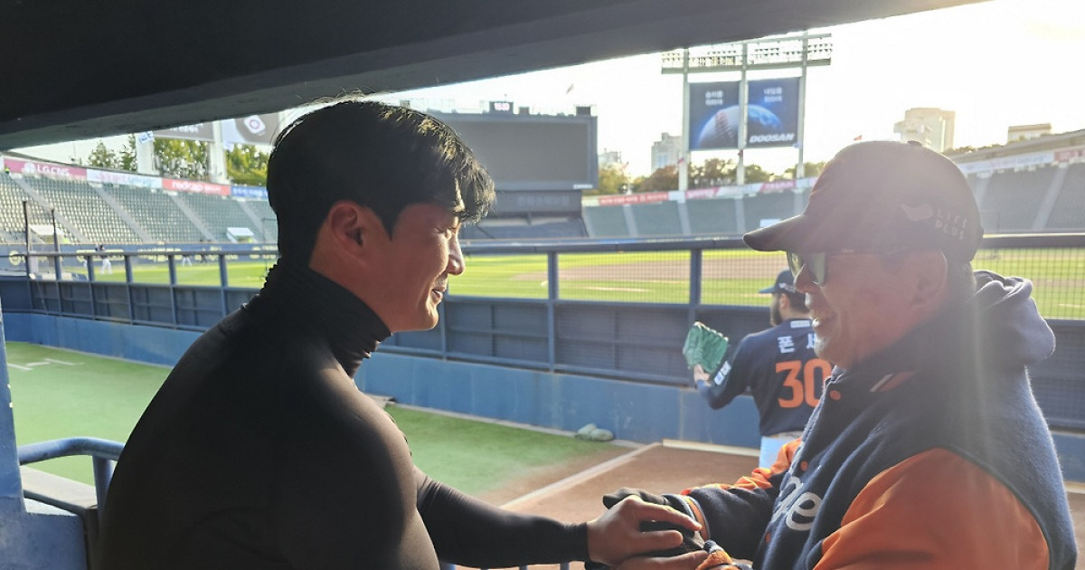 폰세 염탐? LG 오지환, 갑자기 한화 더그아웃에 나타난 이유 [잠실스케치]