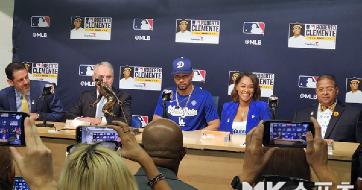 “가장 보람 있는 한 해” 무키 벳츠, 2025 로베르토 클레멘테상 수상 [MK현장]