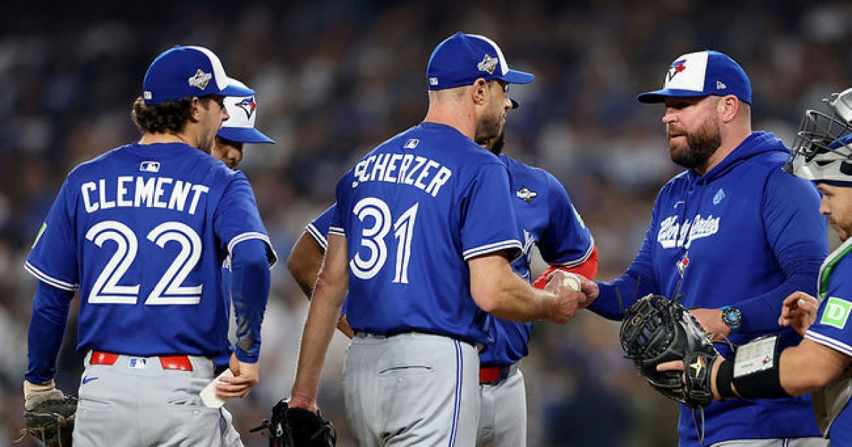 홈런 2방 얻어맞은 '사이영상 3회' 레전드, 5이닝 채우지 못하고 강판 [WS3]