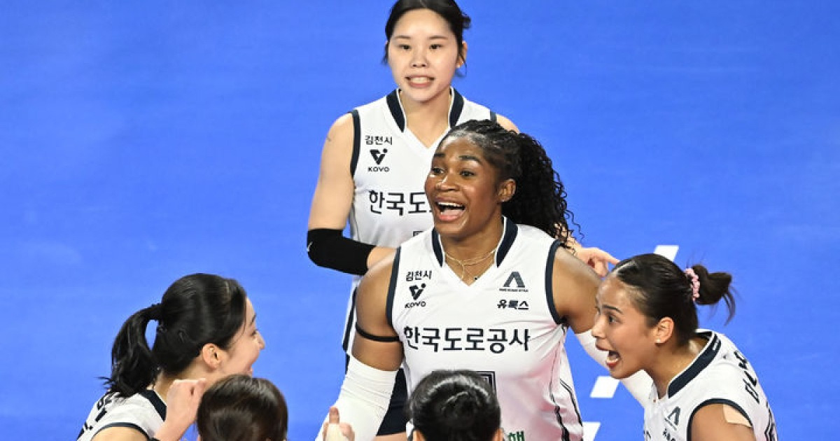 '모마·강소휘 쌍포 43득점' 도로공사, 기업은행과 우승후보 첫 맞대결서 승리... 신예 이지윤도 '알토란' 활약