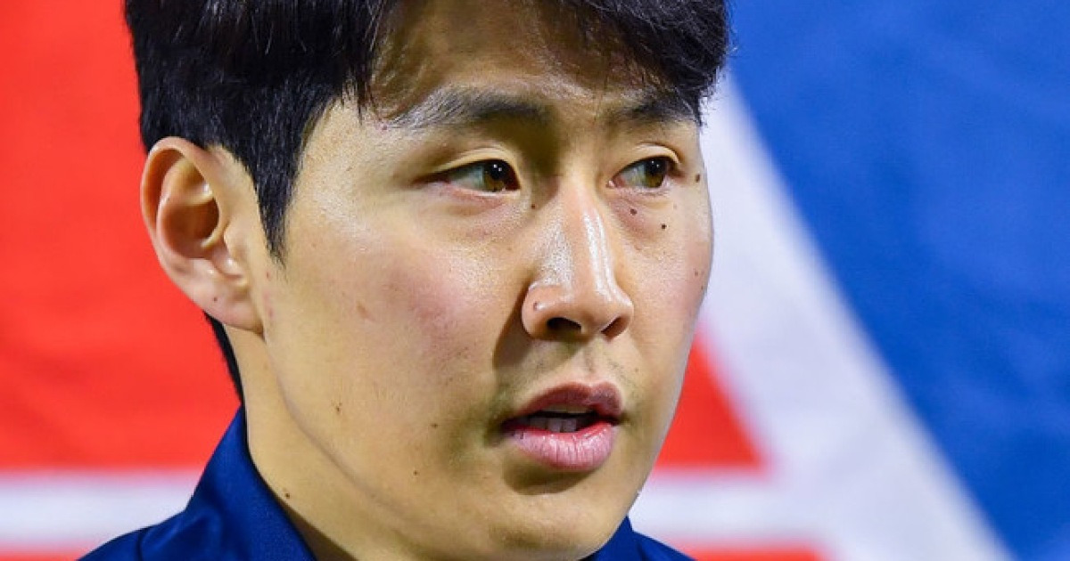 중원에서 볼을 키핑 중인 이강인