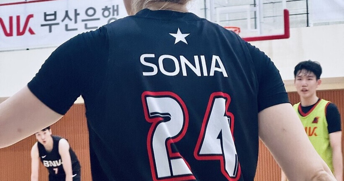 ‘창단 첫 우승’ BNK, 유니폼에 별을 새기다