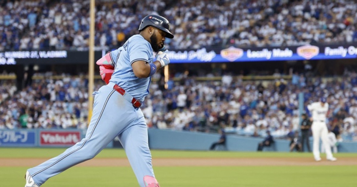 '오타니 왜 7회에도 올려서' 로버츠의 과욕, LAD 역전 기회도 놓쳤다... TOR 4차전 승리→시리즈 2승 2패 [WS]