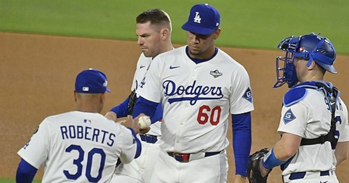 최악의 불펜과 감독-잠자는 오타니와 베츠… 다저스가 벼랑끝 몰린 이유 [WS5]