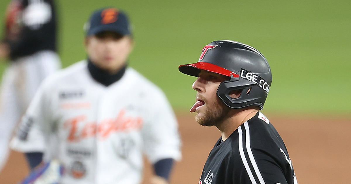 LG서 86홈런 폭발한 괴물 외인이 어쩌다…KS 11타수 무안타 굴욕, 결국 4번타자 자리서 물러났다