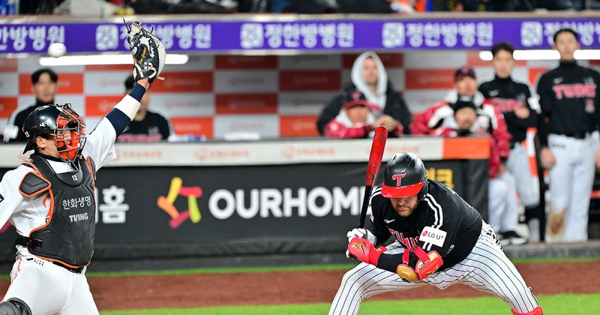 "내일은 해야 할 것 같다" 사령탑 끝내 칼 뽑는다…'KS 11타수 무안타' 침묵하는 외인 타자, 타순 변경 예고 [KS3]