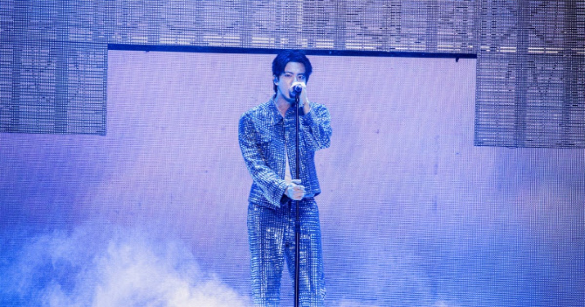 제이홉·정국, 진 인천 팬 콘서트 깜짝 등장…BTS 의리 과시