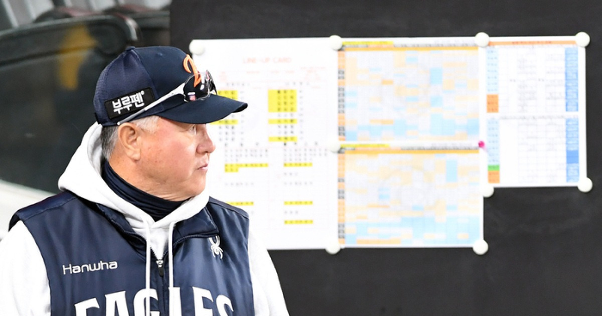 ‘패장’ 김경문 감독의 마지막 한마디 “어린 선수(김서현), 분명 좋은 모습으로 한화 강팀 만들 것→LG 축하한다” [KS5]