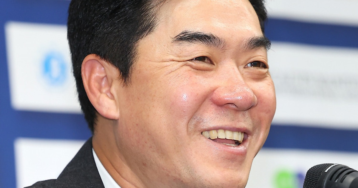 "선수 구성과 구단 비전이 중요" '명장' 윤정환 감독이 꼽은 재계약 조건..."하루살이 아닌 장기적인 비전 있어야"[현장에서]