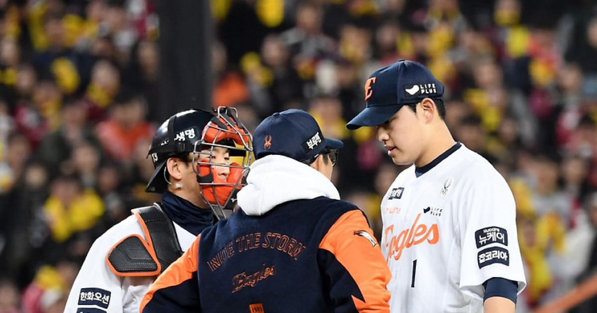 '충격 1이닝 강판' 문동주가 140km 직구라니…"특이사항 없다" 부상은 아니었다 [KS5]