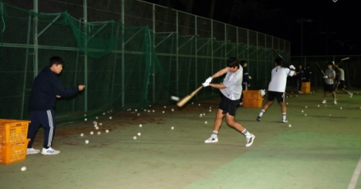 '부족함 보완이 목표' 두산 김원형 감독, 일본 미야자키 마무리 캠프 첫날부터 강행군