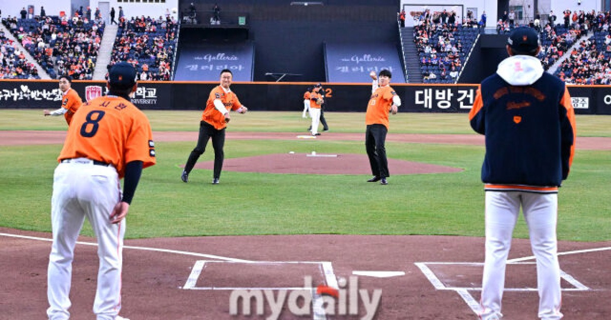 '한화 영구결번 레전드' 정민철-장종훈, 한국시리즈 5차전 시구-시타자로 나선다…애국가는 NCT 도영 [MD대전 KS5]