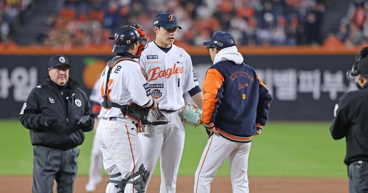 평균 140㎞대로 뚝…문동주 1이닝 만에 교체한 한화, KS 최대 위기서 퀵후크로 승부수