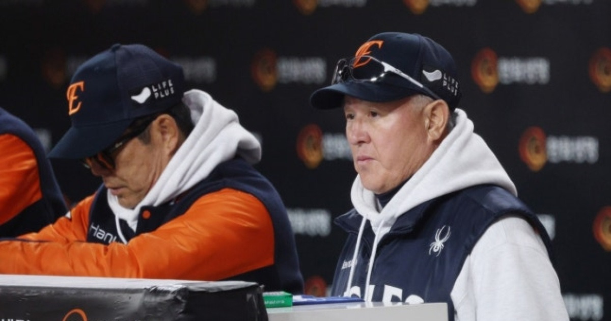 '패장' 김경문 감독 "2위하면 다 묻힌다, 어린 선수들 주사 맞았다"... 개인 5번째 도전도 준우승 엔딩 [KS5 현장인터뷰]