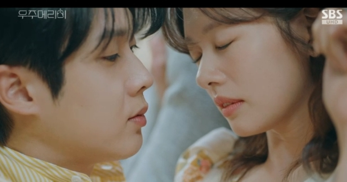 최우식♥정소민, 키스 1초 전 초밀착 스킨십에 설렘 MAX[우주메리미][★밤TView]