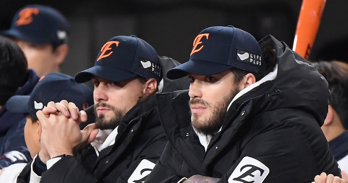 이별일까, LG 우승 세리머니 지켜본 폰세…"내년에 갚아줄 건가요?" 대답은 [KS]