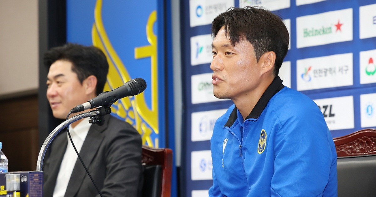 "공로상 있으면 하나" 이명주 겸손 발언에→윤정환 감독의 트로피 '택배' 어시스트 "베스트11 들어갔으면"[현장에서]