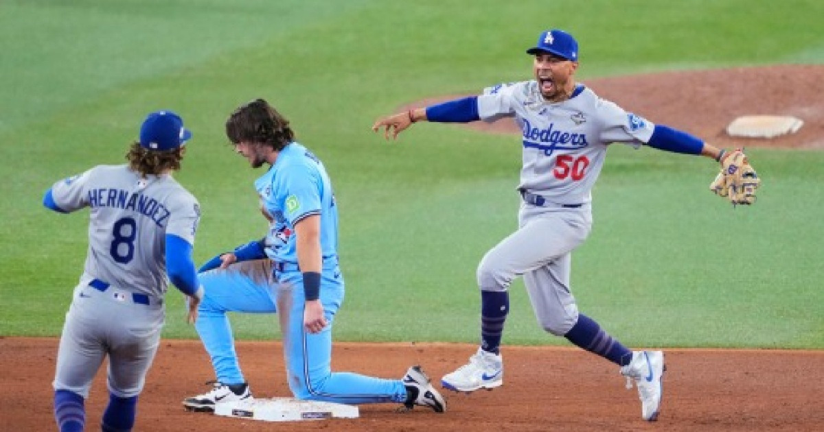 '9회 무사 2,3루 위기서 7차전 선발 글래스노우 투입' 다저스, WS 6차전 토론토 꺾고 최종전으로