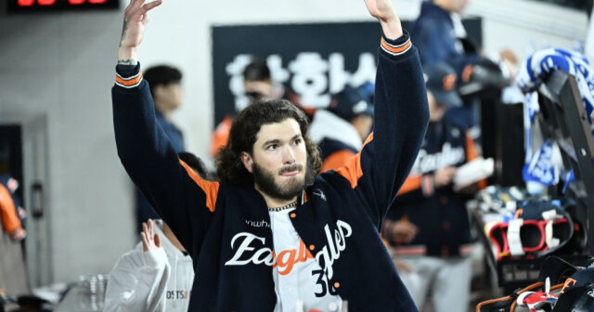 "한화 팬들 최고" 폰세는 왜 마지막까지 한화 더그아웃 지켰나, 내년에 韓에서 또 보나 "대전에서 LG가 세리머니를, 이제 아이 걱정뿐"