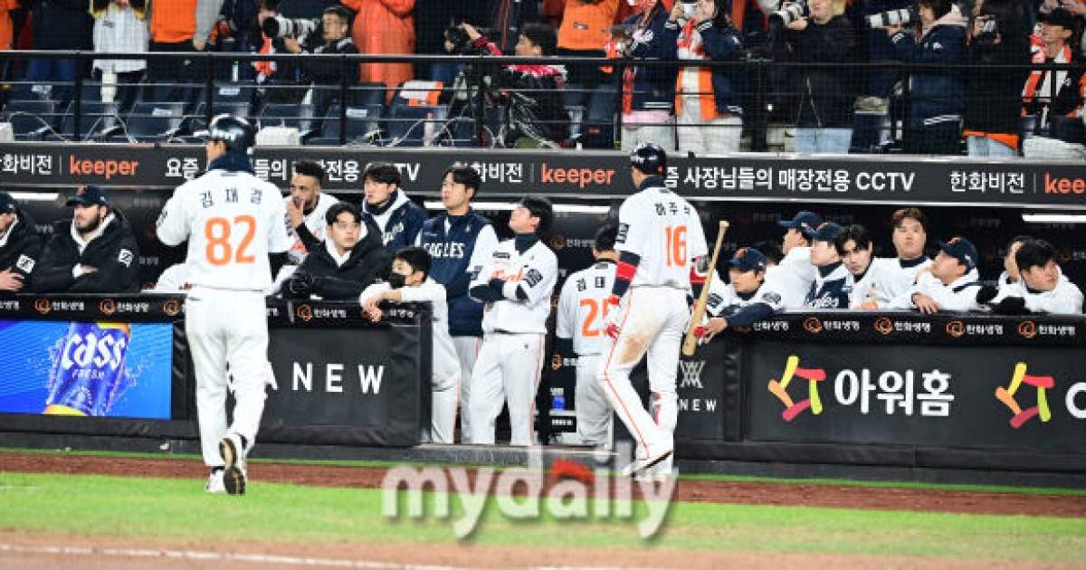 '아쉽다, 한화 준우승' 김경문과 선수단 마지막 미팅, 어떤 말 오갔을까…한화 잘 싸웠다 "생각보다 좋은 성적 나왔다, 내년 잘 준비하자"