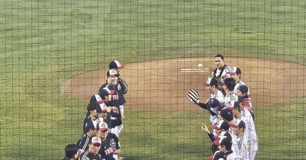 '팬서비스 진심이다' 우승 축하파티서 긴급 청백전 결정, 유격수 임찬규 다이빙캐치→장현식 맹타 '볼거리 많았다' [MD잠실]