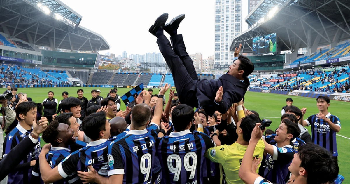 이청용의 ‘감독 저격’ 세리머니 논란, 신태용은 왜 추락했나