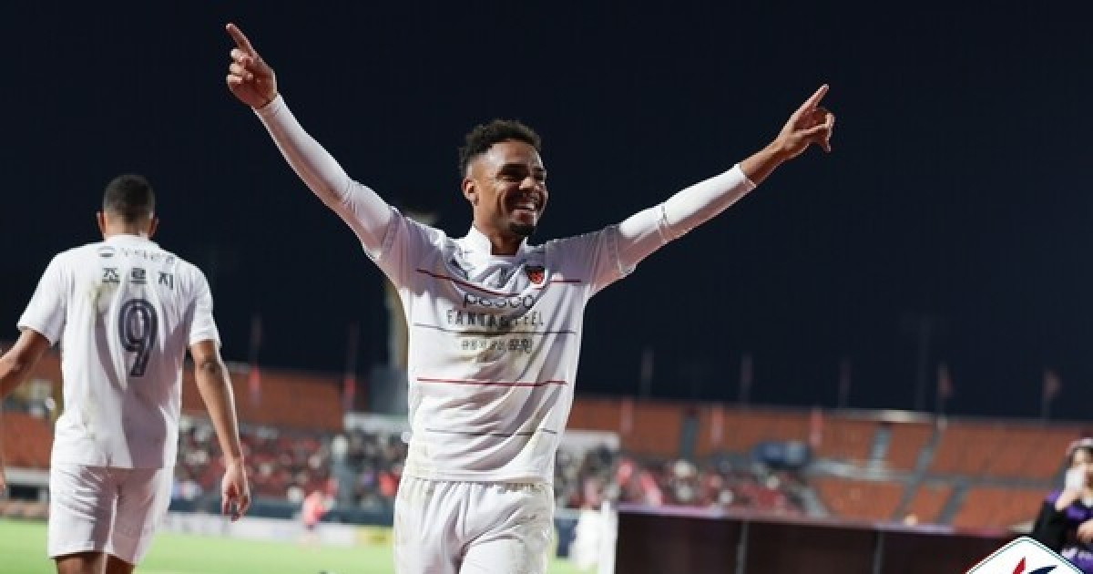 [K리그1 35R] '주닝요 환상 프리킥 골' 포항, 김천에 1-0 신승…3위권 추격 시동 걸었다