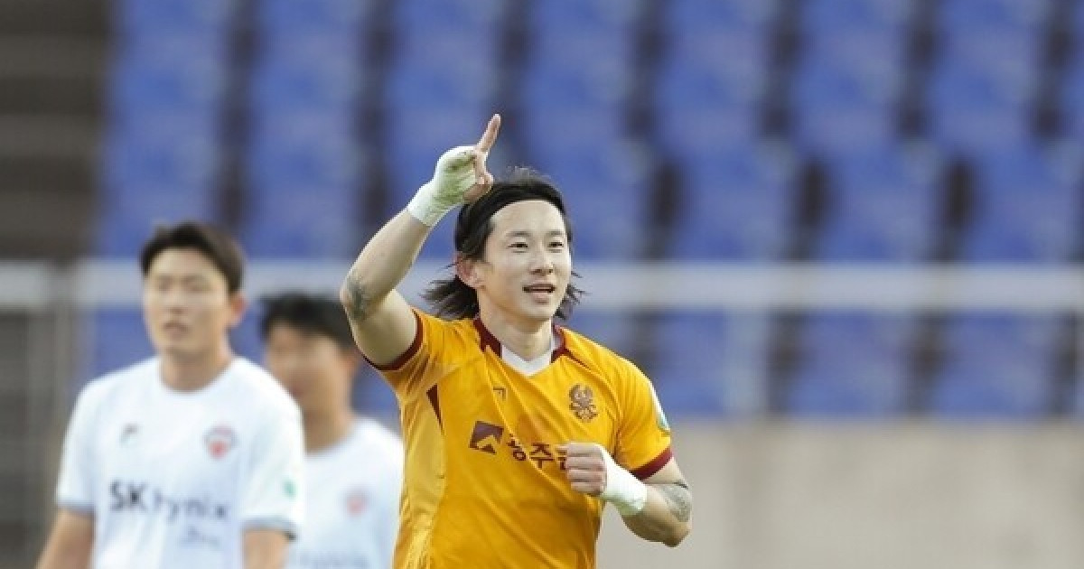 [STN 현장] '이정효 감독 결장+신창무∙프리드욘슨 골' 광주, 제주 2-0 제압...잔류 가능성 UP