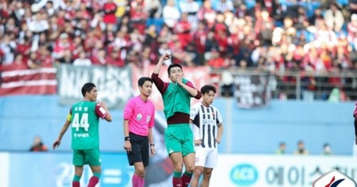 황선홍 "선수들 의지가 좋았다" vs 김기동 "팬들께 죄송"... 유강현 "득점 침묵 극복 기쁨"