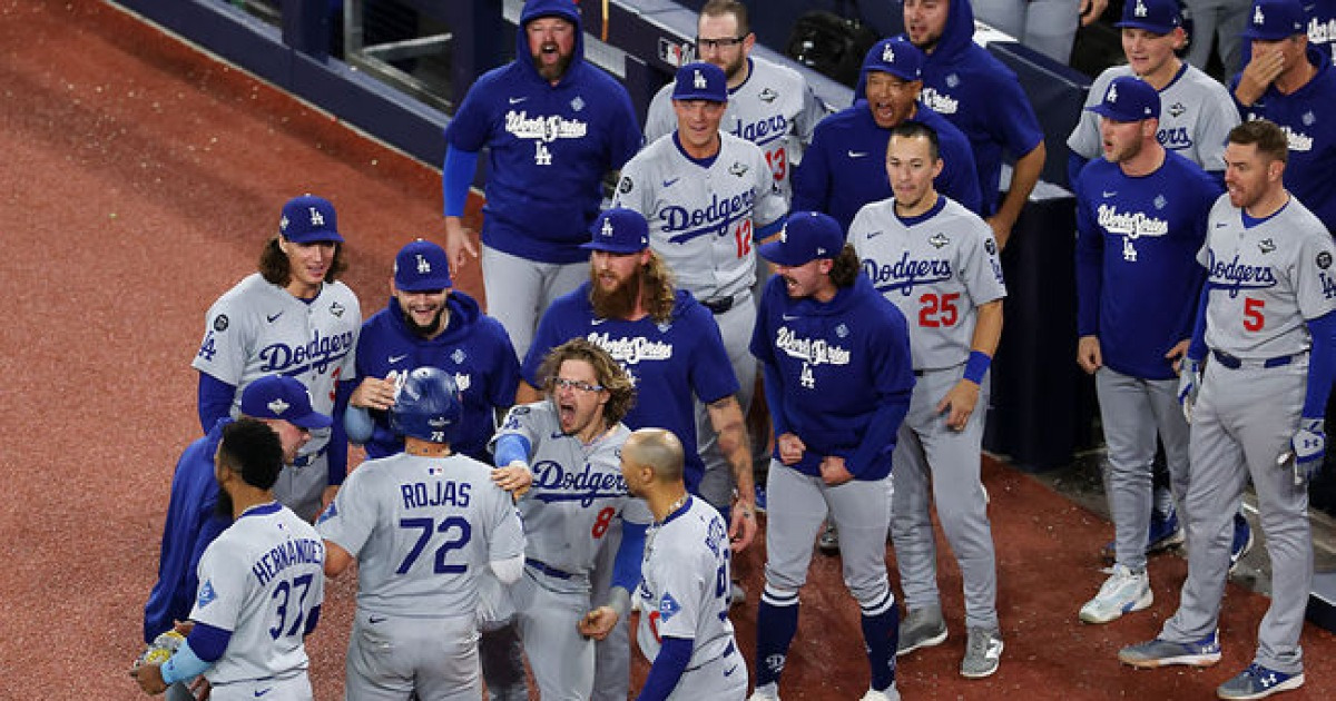 다저스 기사회생, 토론토 우승 아직 아니다..로하스 9회 1사 극적 동점 홈런 [WS7]