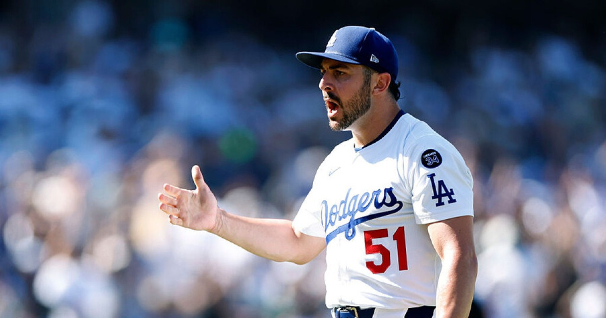 월드시리즈 경기 중 51 표식을 한 선수들의 모습