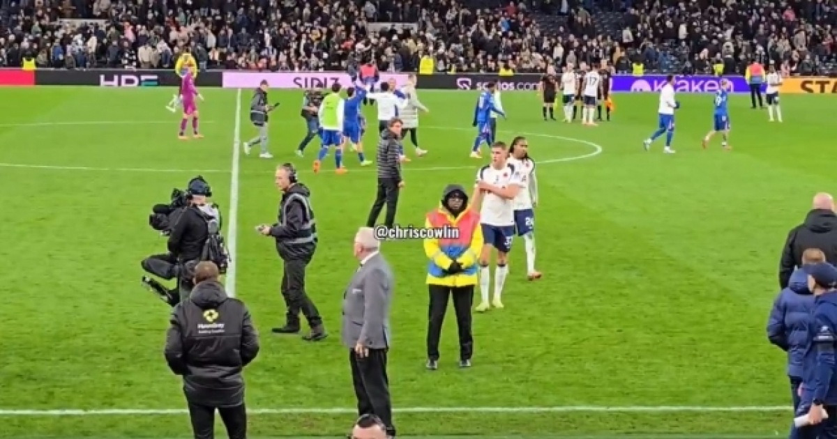 ‘대충격’ 손흥민 떠나니 ‘X판’ 된 토트넘, 반더벤·스펜스 ‘런던 더비’ 최악 졸전 후 감독 무시…‘선방 8회’ 비카리오는 미안함 전해